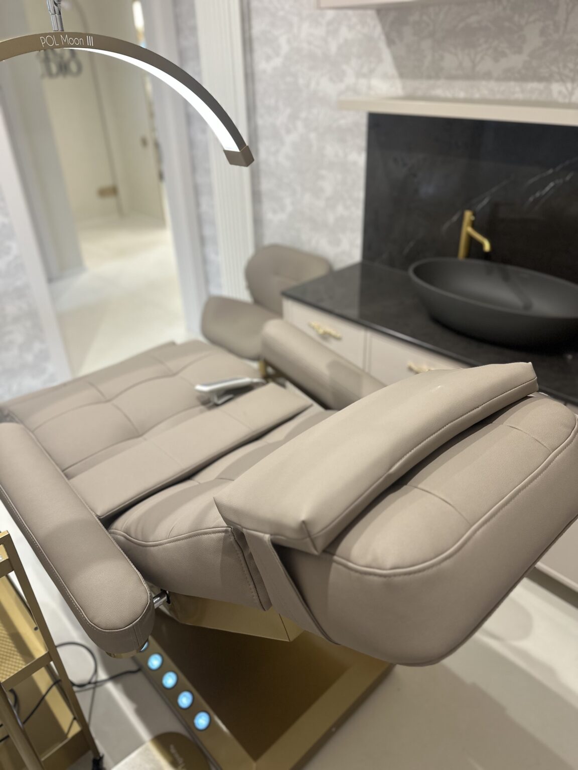 Cosmetic Salon